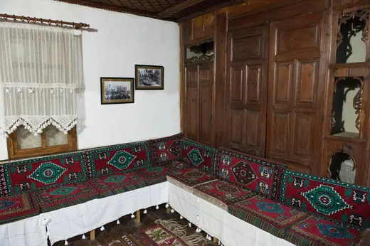 Ev içi — sedir ve yastıklar, Isparta Müzesi