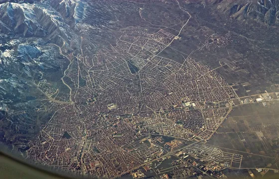 Isparta şehrinin ova içindeki yayılımını gösteren havadan görünüm